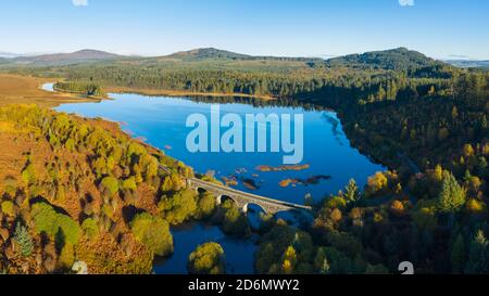 Vista aerea di Stroan Loch in autunno, Galloway Forest, Dumfries & Galloway, Scozia Foto Stock