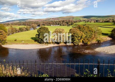 Le persone che godono la vista sul fiume Lune dal Punto di osservazione della vista di Ruskin nella città mercato Cumbrian di Kirkby Lonsdale Cumbria Inghilterra Regno Unito Foto Stock