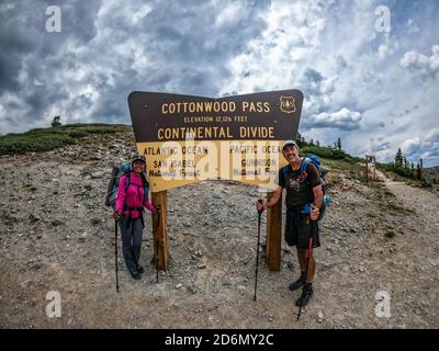 Attraversa il passo di Cottonwood mentre attraversi il sentiero di 485 miglia del Colorado Trail, Colorado Foto Stock