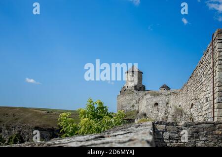12 agosto 2020 Kamenets Podolsk: Vista panoramica estiva di antico castello fortezza in Kamianets-Podilskyi, Khmelnytskyi Regione, Ucraina. Kamyanets Foto Stock