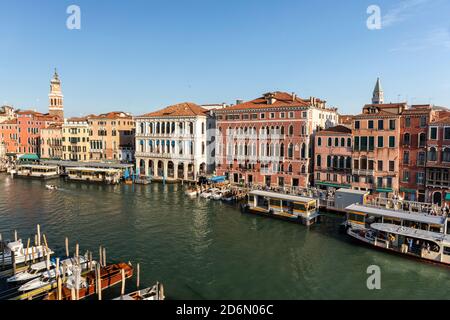 Vista aerea del Canal Grande e della fermata del vaporetto pubblico ACTV di Rialto. Preso dall'Hotel H10 bar balcone, Venezia, Italia Foto Stock