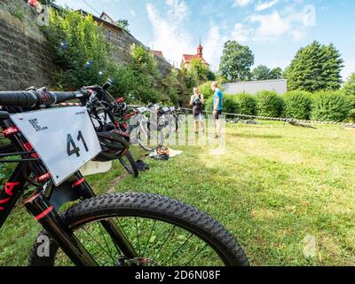 Raddanec, Czechia - 23 agosto 2020. L'evento triathlon Samuel XC. Depo della gara hobby. Contesto delle mostre di triathlon prima dell'inizio, Foto Stock