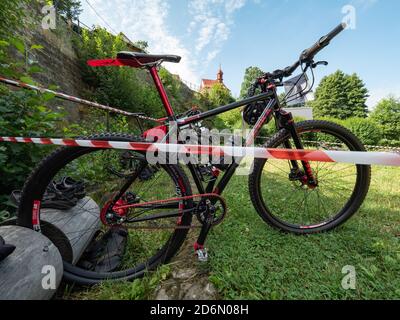 Raddanec, Czechia - 23 agosto 2020. L'evento triathlon Samuel XC. Depo della gara hobby con MTB preparati o cicli di trekking. Foto Stock