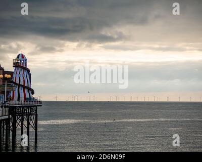 Torri vecchie e nuove. Helter Skelter e turbine eoliche al crepuscolo Foto Stock
