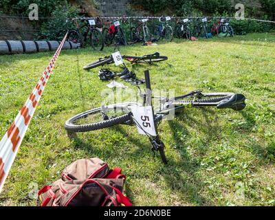 Raddanec, Czechia - 23 agosto 2020. L'evento triathlon Samuel XC. Depo della gara hobby. Contesto delle mostre di triathlon prima dell'inizio, Foto Stock