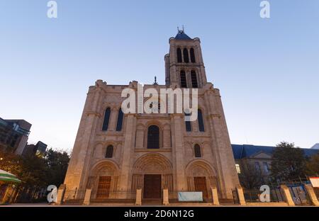 La Basilica di Saint-Denis è il simbolo per 1000 anni dei legami della famiglia reale francese con il cristianesimo. Parigi. Francia. Foto Stock