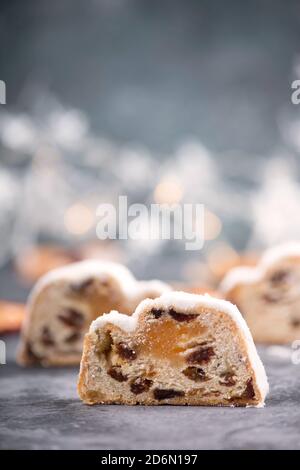 Christstollen, torta tradizionale di natale con noci, uvetta, marzapane su sfondo blu, spazio vuoto per il testo Foto Stock