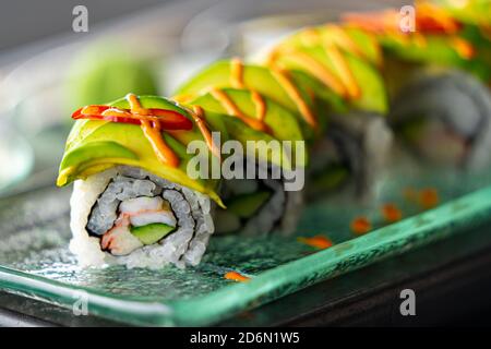 rotolo di sushi con sushi all'avocado da vicino Foto Stock