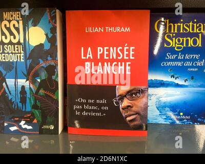 Il libro di Lilian Thuram "il pensiero bianco" è stato pubblicato su una libreria, Lione, Francia Foto Stock