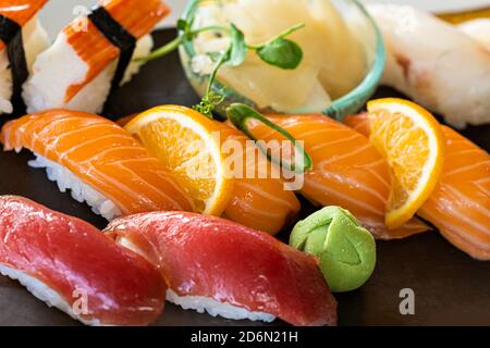 Diversi tipi di sushi sashimi rotola grande sushi set vicino su Foto Stock