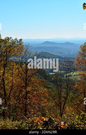 Vista da un punto panoramico durante l'autunno nella Carolina del Nord sulla Blue Ridge Parkway. Foto Stock