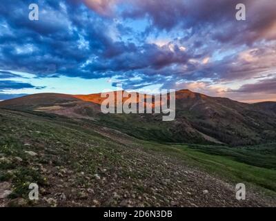 Escursioni a piedi fino alla neve Mesa sul 485 Mile Colorado Trail, Colorado Foto Stock