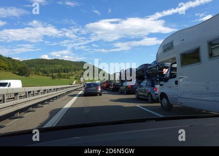 Stau durch Blockabfertigung auf der Autobahn A7 vor dem Grenztunnel Füssen - Reutte, Füssen, Bayern, Deutschland Foto Stock