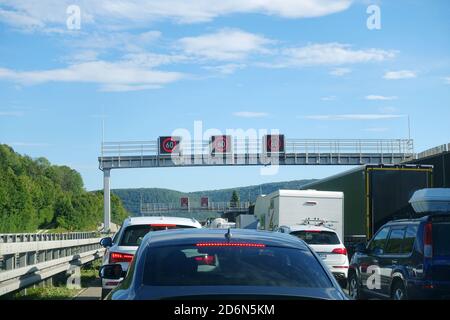 Stau durch Blockabfertigung auf der Autobahn A7 vor dem Grenztunnel Füssen - Reutte, Füssen, Bayern, Deutschland Foto Stock