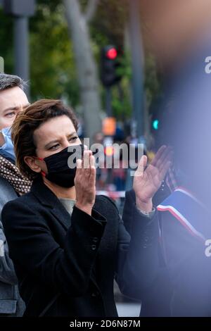 L'ex ministro dell'Istruzione, Najat Vallaud-Belkacem visto durante il tribute.migliaia si sono riuniti a Place de la Republique per protestare e rendere omaggio al maestro di storia di 47 anni Samuel Paty, decapitato il 16 ottobre dopo aver mostrato le caricature del profeta Muhammad in classe. Foto Stock