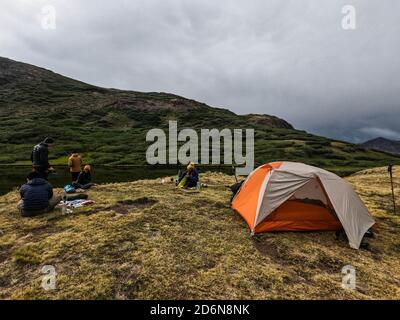 Gli escursionisti che si divertano all'accampamento sul 485 Mile Colorado Trail, vicino a Lake City, Colorado. Foto Stock