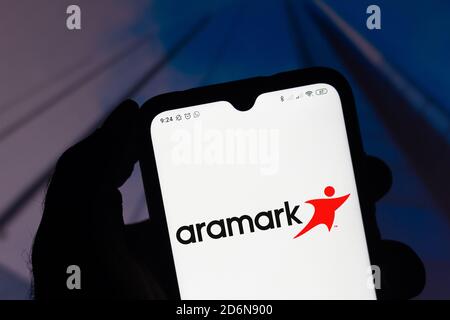 In questa illustrazione fotografica viene visualizzato il logo di Aramark Corporation sullo smartphone. Foto Stock