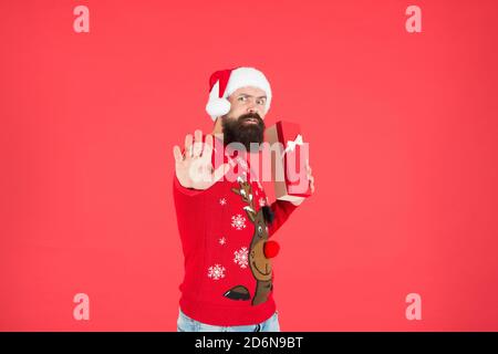 questa scatola nel mio. uomo bearded in cappello di santa e maglione. hipster brutale celebrare festa di natale. preparativi per le vacanze invernali. presentare la vendita per lo shopping. buon natale. felice anno nuovo. Da golly, sia jolly. Foto Stock