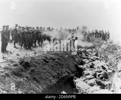 Einsatzgruppen 'gruppi di lavoro'; anche 'task force' erano squadre paramilitari di morte di Schutzstaffel (SS) della Germania nazista che erano responsabili di uccisioni di massa, principalmente mediante sparo, durante la seconda guerra mondiale (1939-45) in Europa occupata dalla Germania. L'Einsatzgruppen ebbe un ruolo fondamentale nell'attuazione della cosiddetta "soluzione finale alla questione ebraica" (Die Endlösung der Judenfrage) nei territori conquistati dalla Germania nazista. Quasi tutte le persone che hanno ucciso erano civili Foto Stock