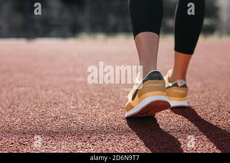 Primo piano delle gambe femminili nelle sneaker sportive rosse campo Foto Stock