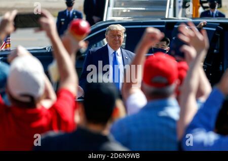 Santa Ana, California, Stati Uniti. 18 Ott 2020. Il presidente Donald Trump saluta i tifosi quando arriva all'aeroporto John Wayne di Santa Ana, California, domenica 18 ottobre 2020. Credit: Ringo Chiu/ZUMA Wire/Alamy Live News Foto Stock