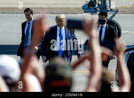 Santa Ana, California, Stati Uniti. 18 Ott 2020. Il presidente Donald Trump si avvicina ai sostenitori quando arriva all'aeroporto John Wayne di Santa Ana, California, domenica 18 ottobre 2020. Credit: Ringo Chiu/ZUMA Wire/Alamy Live News Foto Stock