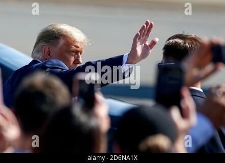 Santa Ana, California, Stati Uniti. 18 Ott 2020. Il presidente Donald Trump si fa un'ondata di tifosi quando arriva all'aeroporto John Wayne di Santa Ana, California, domenica 18 ottobre 2020. Credit: Ringo Chiu/ZUMA Wire/Alamy Live News Foto Stock