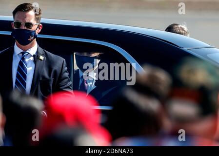 Santa Ana, California, Stati Uniti. 18 Ott 2020. Il presidente Donald Trump nel suo veicolo dopo essere arrivato all'aeroporto John Wayne di Santa Ana, California, domenica 18 ottobre 2020. Credit: Ringo Chiu/ZUMA Wire/Alamy Live News Foto Stock