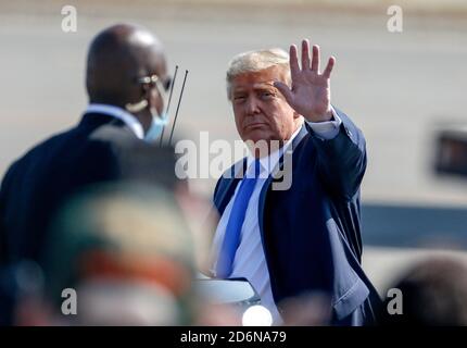 Santa Ana, California, Stati Uniti. 18 Ott 2020. Il presidente Donald Trump si fa un'ondata di tifosi quando arriva all'aeroporto John Wayne di Santa Ana, California, domenica 18 ottobre 2020. Credit: Ringo Chiu/ZUMA Wire/Alamy Live News Foto Stock