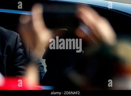 Santa Ana, California, Stati Uniti. 18 Ott 2020. Il presidente Donald Trump nel suo veicolo dopo essere arrivato all'aeroporto John Wayne di Santa Ana, California, domenica 18 ottobre 2020. Credit: Ringo Chiu/ZUMA Wire/Alamy Live News Foto Stock