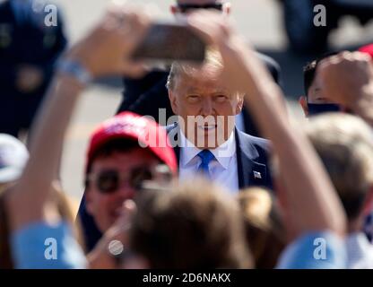 Santa Ana, California, Stati Uniti. 18 Ott 2020. Il presidente Donald Trump si avvicina ai sostenitori quando arriva all'aeroporto John Wayne di Santa Ana, California, domenica 18 ottobre 2020. Credit: Ringo Chiu/ZUMA Wire/Alamy Live News Foto Stock