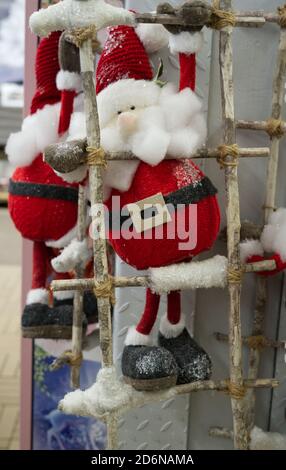 il giocattolo babbo natale sale le scale di legno Foto Stock