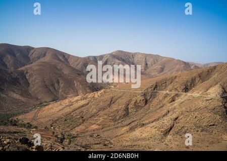 Vista del paesaggio montano dal punto di vista di Risco de las Penas. Fuerteventura. Isole Canarie. Spagna. Foto Stock