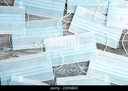 Molte maschere Mediche sono disposte su un tavolo di legno. Foto Stock