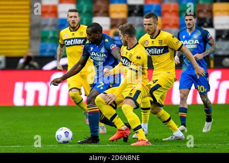 Friuli - Stadio Dacia Arena, udine, Italia, 18 Ott 2020, Stefano Okaka (Udinese) lotta per la palla contro Riccardo Gagliolo (Parma) durante Udinese Calcio vs Parma Calcio 1913, calcio italiano Serie A match - Credit: LM/Ettore Griffoni/Alamy Live News Foto Stock