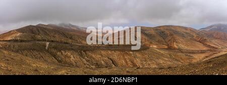 Vista panoramica del paesaggio montano dal punto di vista astronomico Sicasumbre (Mirador Astronomico De Sica Sumbre). Fuerteventura. Isole Canarie. Foto Stock