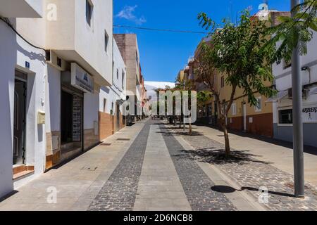 MORRO JABLE, FUERTEVENTURA, Isole CANARIE - 14 LUGLIO 2020: Strade vuote di una popolare città turistica. Crisi dell'industria turistica dovuta al COVID-19. Foto Stock