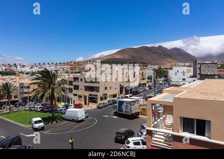 MORRO JABLE, FUERTEVENTURA, Isole CANARIE - 14 LUGLIO 2020: Strade vuote di una popolare città turistica. Crisi dell'industria turistica dovuta al COVID-19. Foto Stock