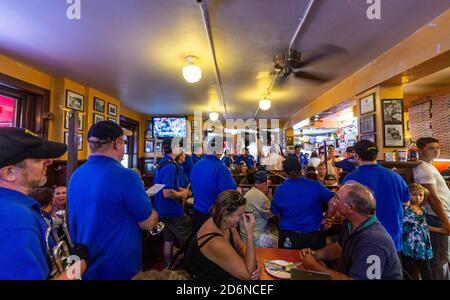 Band per la festa di Sant'Antonio a Regina Pizzeria in Thacher Street nel North End di Boston, Boston, Massachusetts, USA Foto Stock