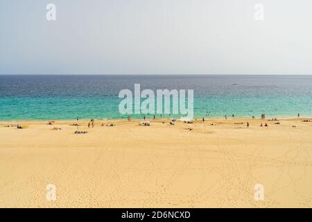 Spiaggia di sabbia non affollata ma una volta popolare. Morro Jable. Fuerteventura, Isole Canarie. Spagna. Estate 2020. Foto Stock