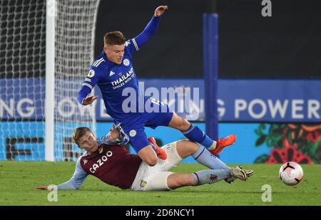 Harvey Barnes di Leicester City (a destra) e Matt Targett di Aston Villa combattono per la palla durante la partita della Premier League al King Power Stadium di Leicester. Foto Stock