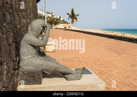 Monumento 'Tributo alle donne costiere di Fuerteventura' sul fronte oceano dello scultore Juan Miguel Cubas, 2014. Foto Stock