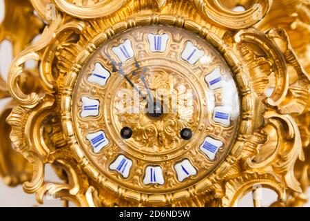 Orologio nonno d'epoca con decorazione dorata e numeri romani. Primo piano della foto Foto Stock