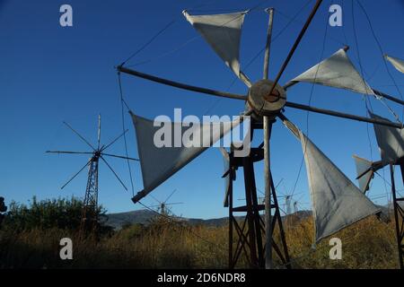 Mulini a vento tradizionali sull'altopiano di Lasithi a Creta Foto Stock