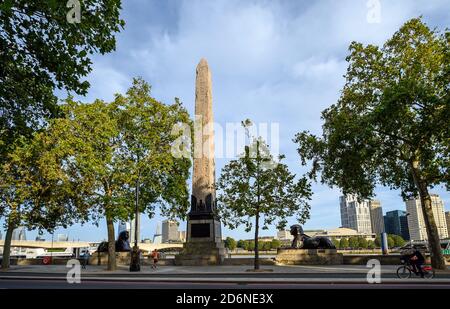 Cleopatra's Needle è un obelisco egiziano situato sulla Victoria Embankment a Westminster, Londra, Regno Unito. È fiancheggiata da una sfinge su entrambi i lati. Foto Stock