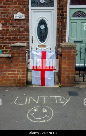 8 maggio 2020, Durham. Decorazione bandiera Inghilterra di fronte alla casa come parte del VE Day 2020, celebrazioni durante il COVID-19 blocco. Foto Stock