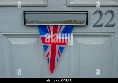 8 maggio 2020, Durham. Decorazione della porta anteriore di Union Jack come parte del VE Day 2020, celebrazioni durante la chiusura COVID-19. Foto Stock