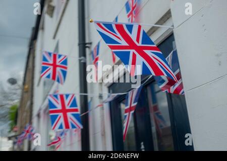 8 maggio 2020, Durham. Union Jacks che volano come parte delle celebrazioni VE Day 2020 durante il blocco COVID-19. Foto Stock