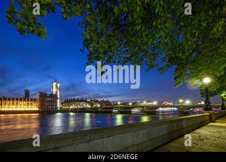 Parlamento a Westminster, Londra, Regno Unito. Vista sul Tamigi con il Westminster Bridge. Tracce di luce del veicolo e sfocatura del movimento a lunga esposizione. Foto Stock