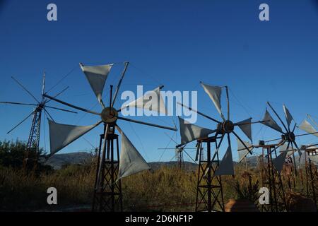 Mulini a vento tradizionali sull'altopiano di Lasithi a Creta Foto Stock